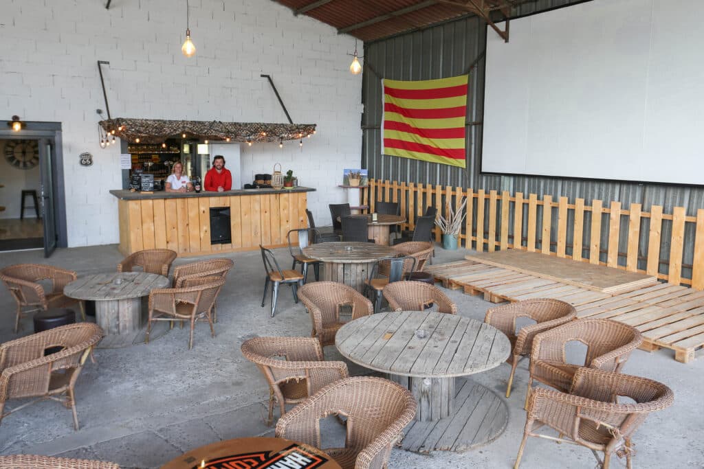 Café en plein air servant La Bière du Canigou.