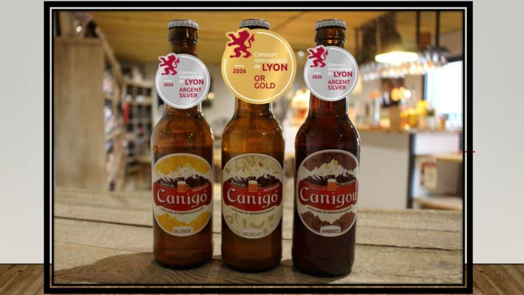 Trois bières artisanales du Canigou, exposées avec médailles sur bois au bar, prêtes pour les soirées printanières.