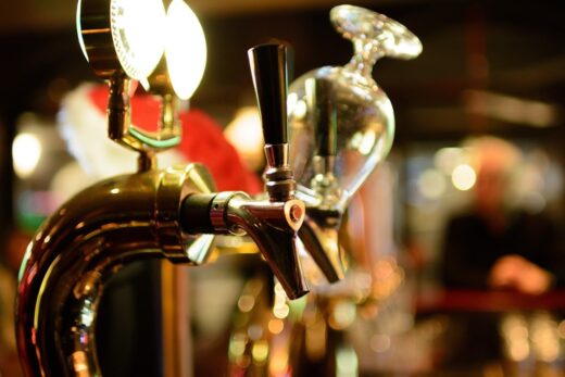 Robinets à bière brillants sous des lumières chaleureuses.